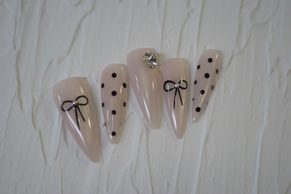 Nude & bows nail design at Cathy Nail House